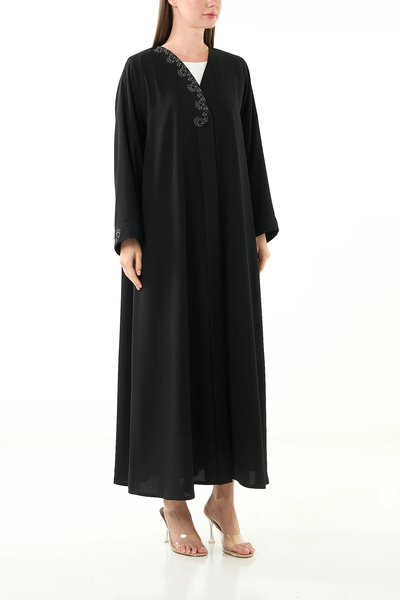POSHAPRIL30II9255RAW عباية لوما كريب سوداء بقصّة كلوش وتطريز أمامي أنيق - الصورة 1